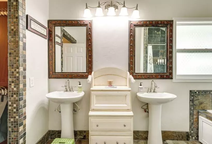 Dog Friendly Live Oak Home W/ Hot Tub & Game Room!