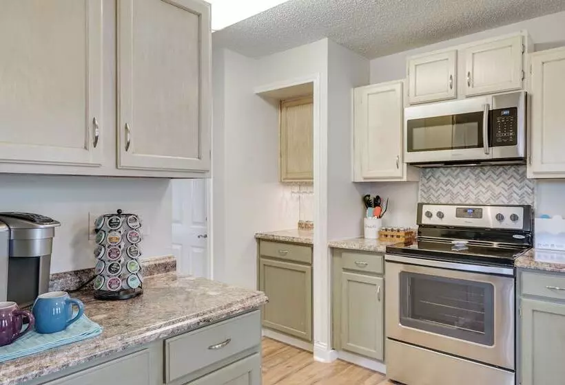 Dog Friendly Live Oak Home W/ Hot Tub & Game Room!