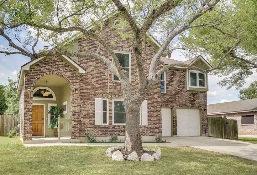 Dog Friendly Live Oak Home W/ Hot Tub & Game Room!