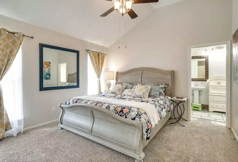 Dog Friendly Live Oak Home W/ Hot Tub & Game Room!