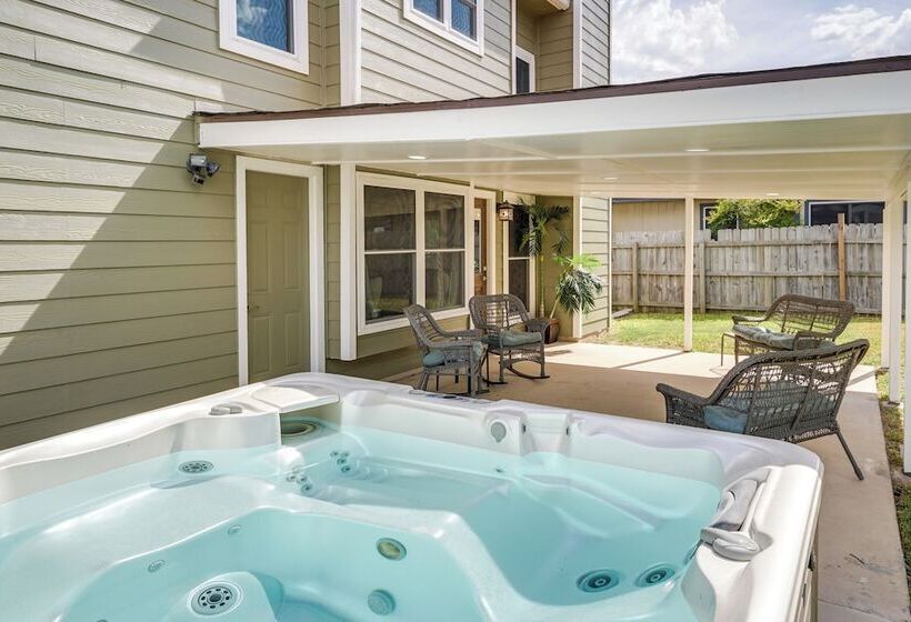 Dog Friendly Live Oak Home W/ Hot Tub & Game Room!