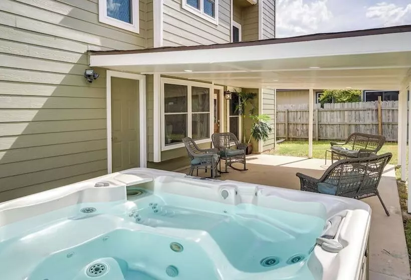 Dog Friendly Live Oak Home W/ Hot Tub & Game Room!