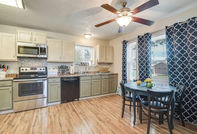 Dog Friendly Live Oak Home W/ Hot Tub & Game Room!