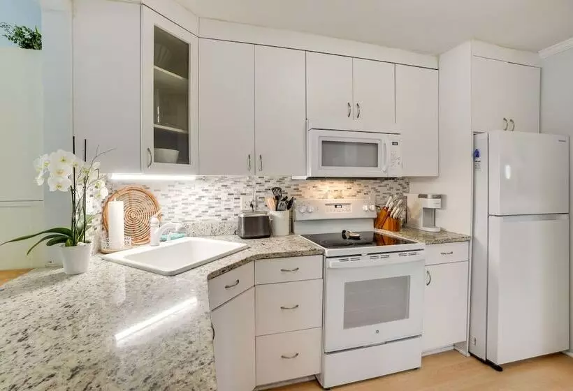 Dreamy Palm Harbor Cottage, Steps To Crystal Beach