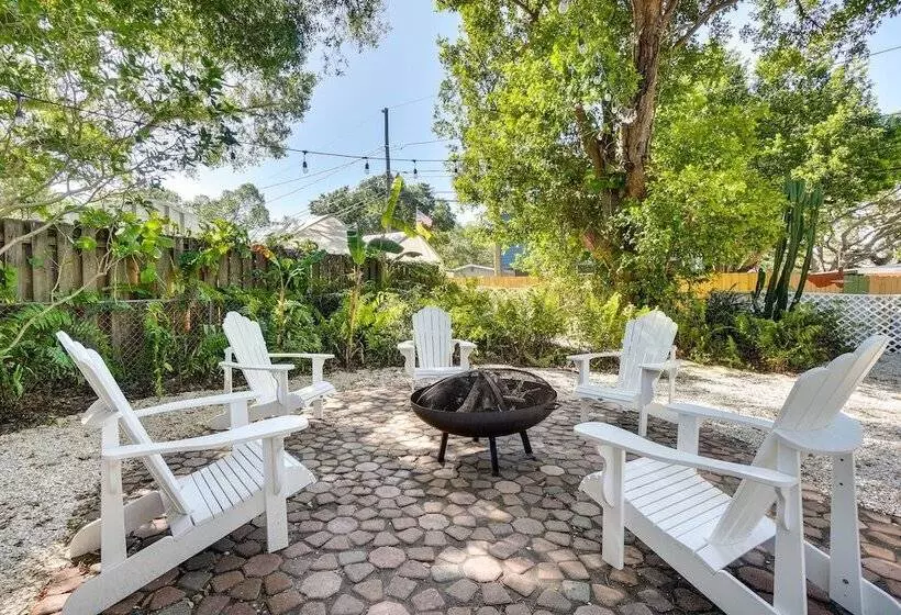 Dreamy Palm Harbor Cottage, Steps To Crystal Beach
