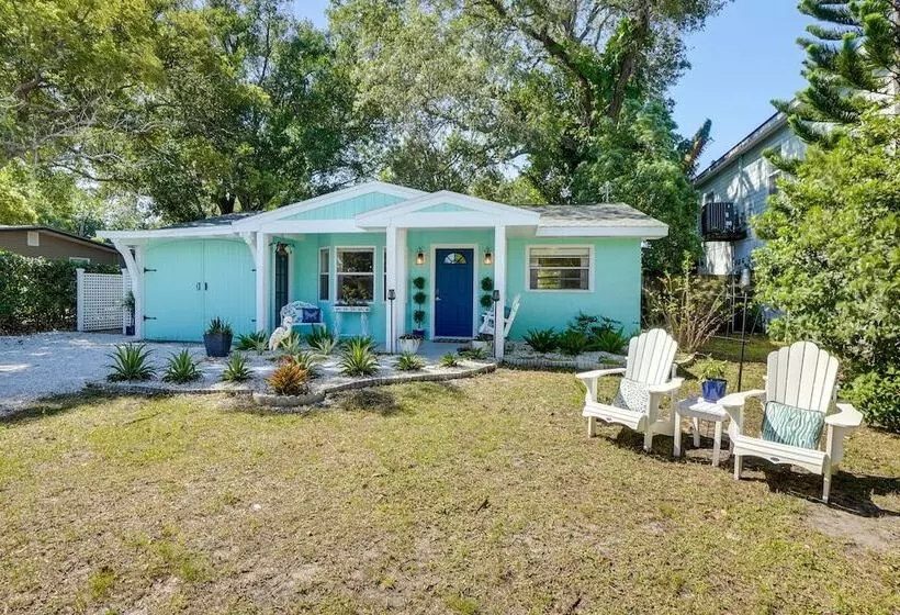 Dreamy Palm Harbor Cottage, Steps To Crystal Beach