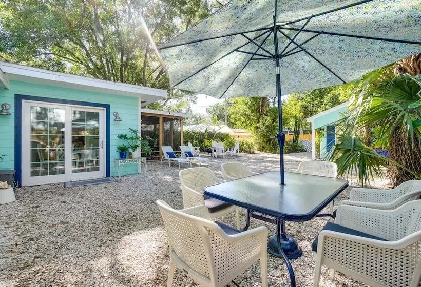 Dreamy Palm Harbor Cottage, Steps To Crystal Beach