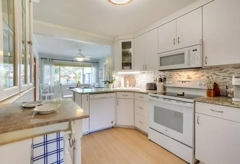 Dreamy Palm Harbor Cottage, Steps To Crystal Beach