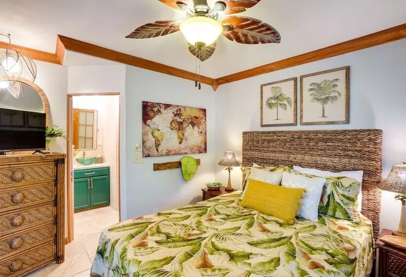 Dreamy Palm Harbor Cottage, Steps To Crystal Beach