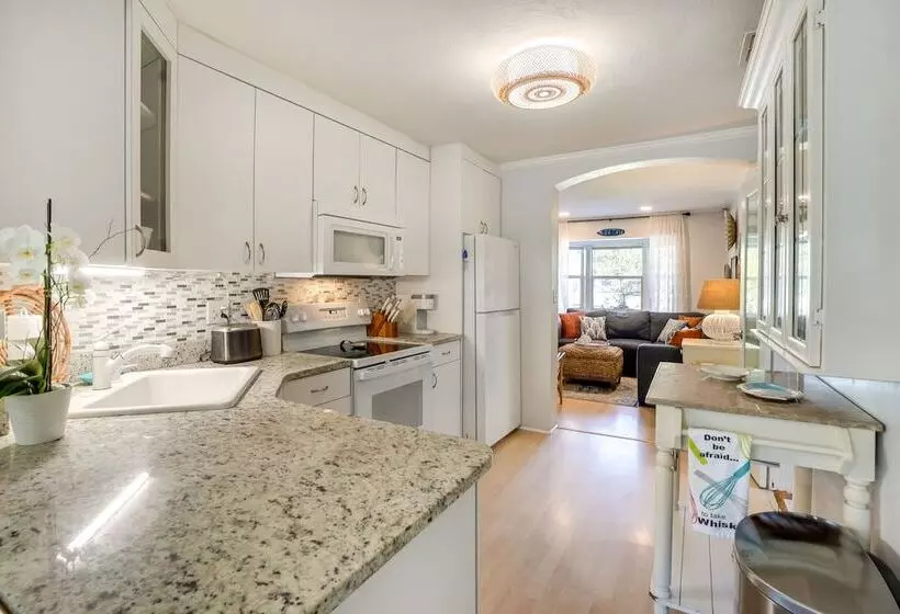 Dreamy Palm Harbor Cottage, Steps To Crystal Beach