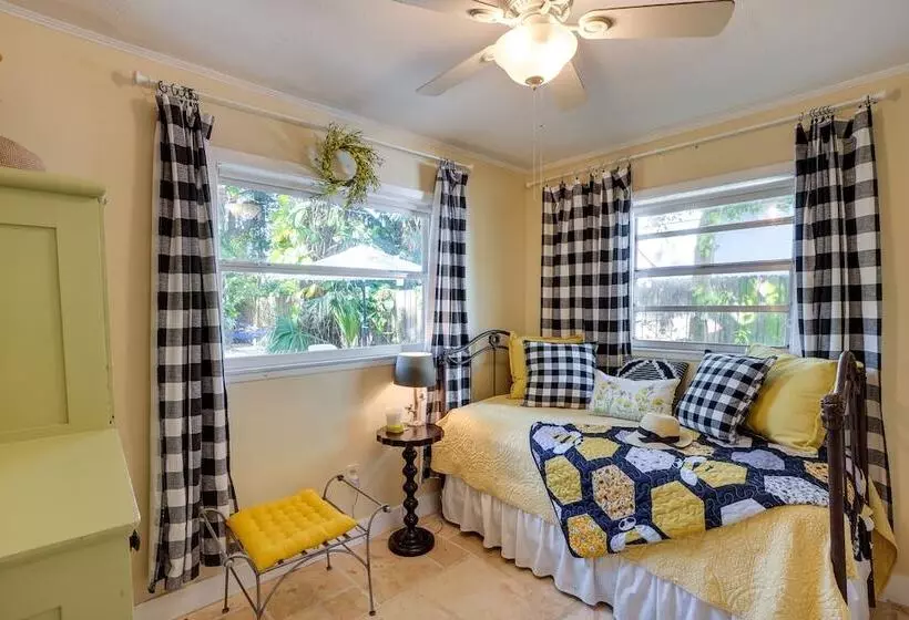 Dreamy Palm Harbor Cottage, Steps To Crystal Beach