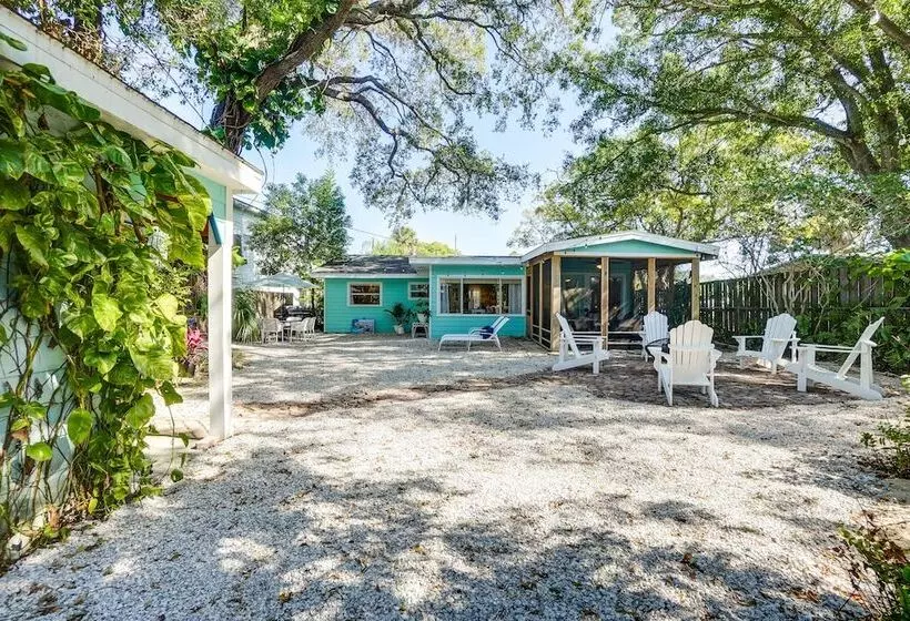 Dreamy Palm Harbor Cottage, Steps To Crystal Beach