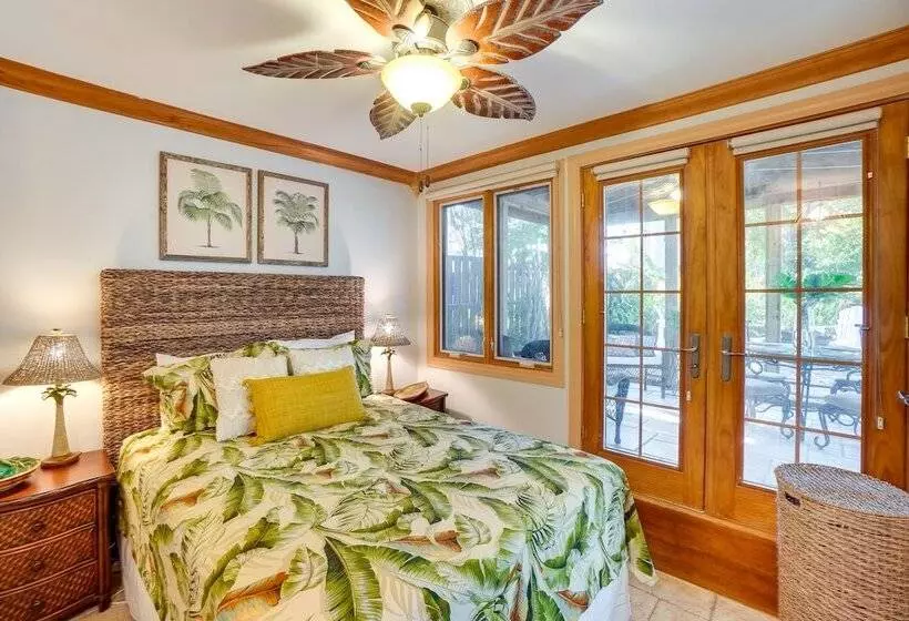 Dreamy Palm Harbor Cottage, Steps To Crystal Beach