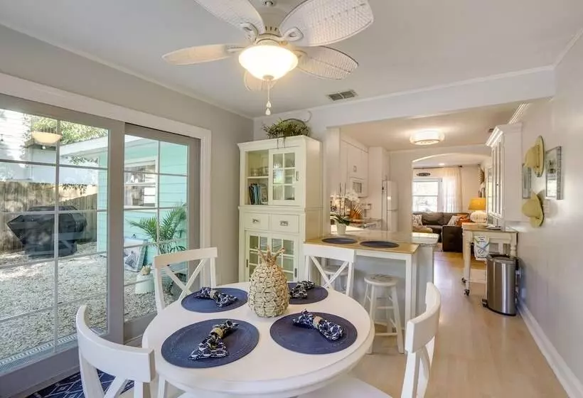Dreamy Palm Harbor Cottage, Steps To Crystal Beach