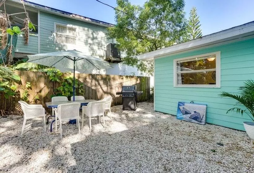 Dreamy Palm Harbor Cottage, Steps To Crystal Beach