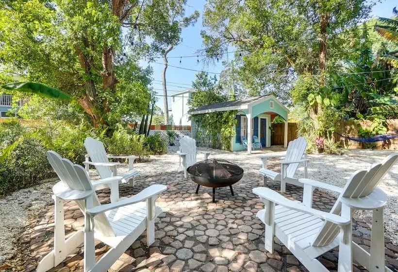 Dreamy Palm Harbor Cottage, Steps To Crystal Beach