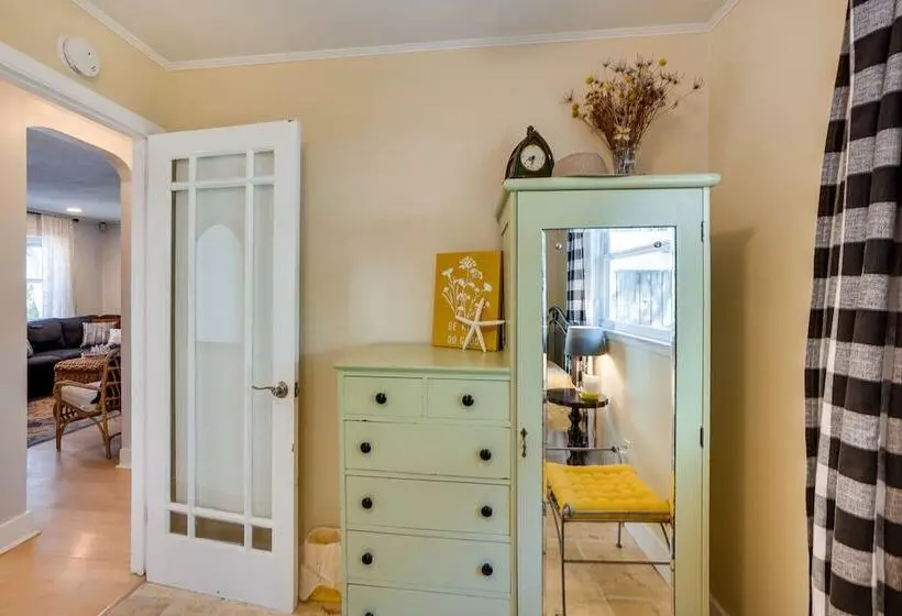 Dreamy Palm Harbor Cottage, Steps To Crystal Beach
