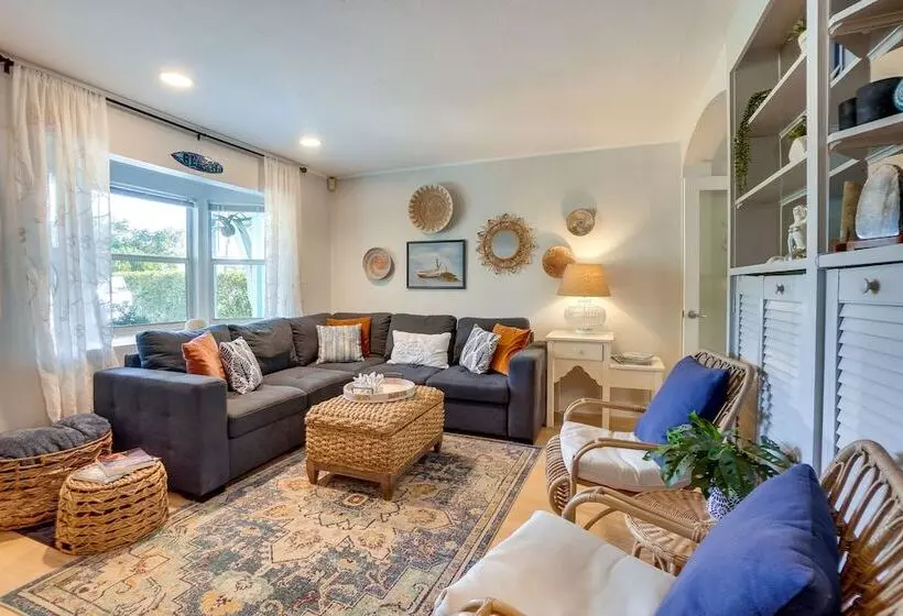 Dreamy Palm Harbor Cottage, Steps To Crystal Beach