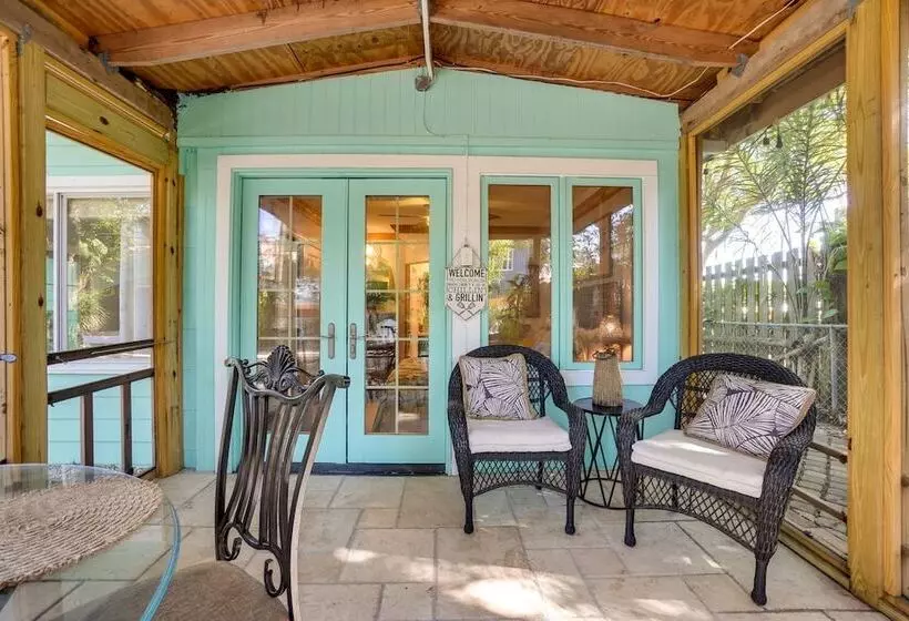 Dreamy Palm Harbor Cottage, Steps To Crystal Beach