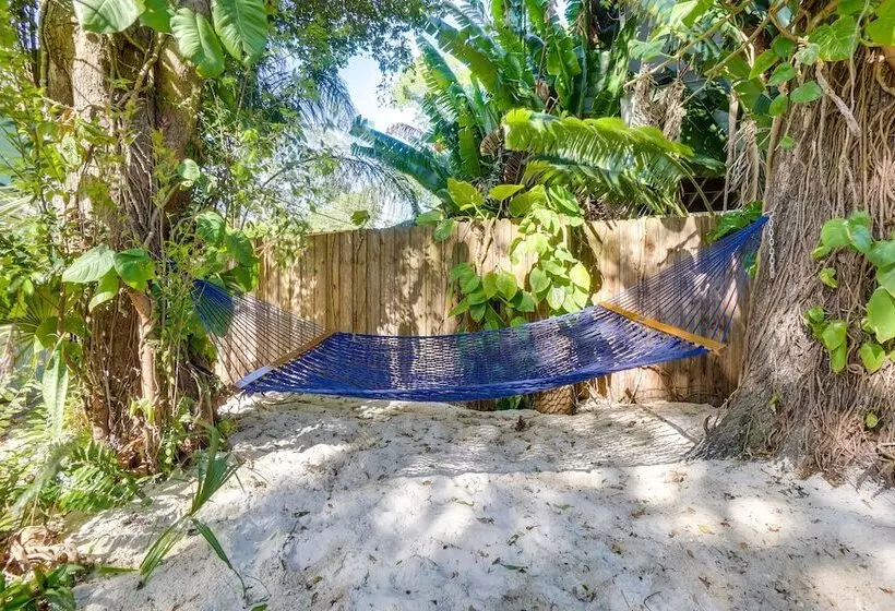 Dreamy Palm Harbor Cottage, Steps To Crystal Beach
