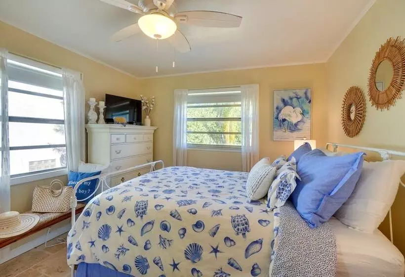 Dreamy Palm Harbor Cottage, Steps To Crystal Beach