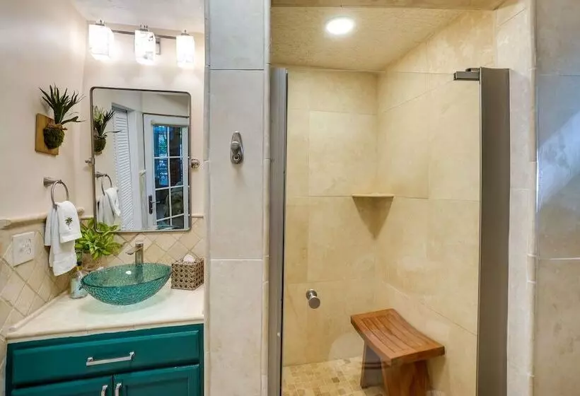 Dreamy Palm Harbor Cottage, Steps To Crystal Beach