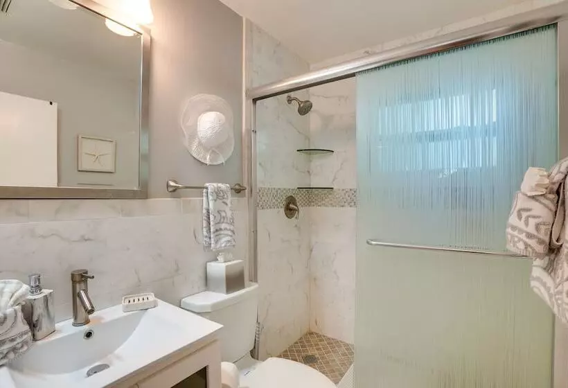 Dreamy Palm Harbor Cottage, Steps To Crystal Beach