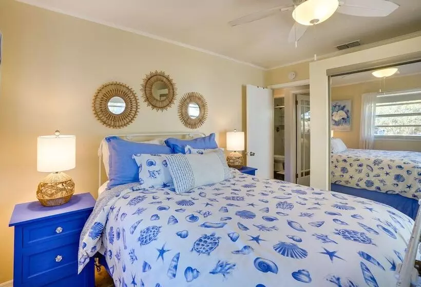 Dreamy Palm Harbor Cottage, Steps To Crystal Beach