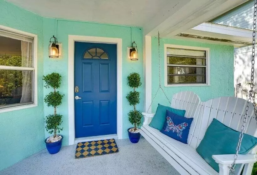Dreamy Palm Harbor Cottage, Steps To Crystal Beach