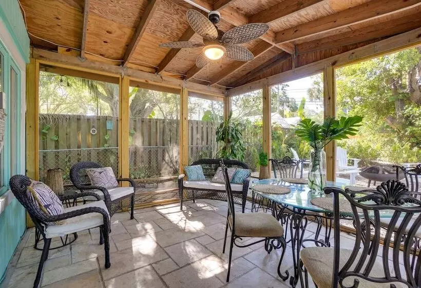 Dreamy Palm Harbor Cottage, Steps To Crystal Beach
