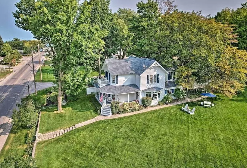 Elegant 1905 Home: Steps To Torch Lake & Dtwn