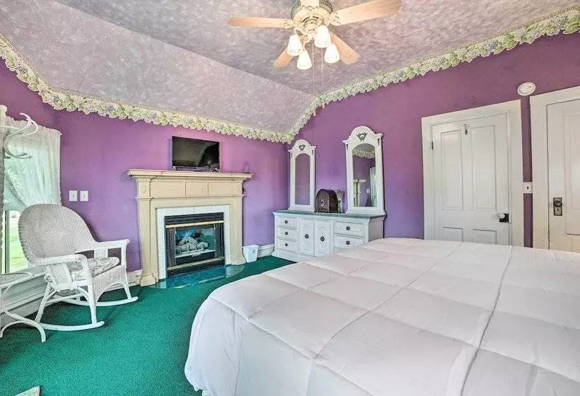 Elegant 1905 Home: Steps To Torch Lake & Dtwn