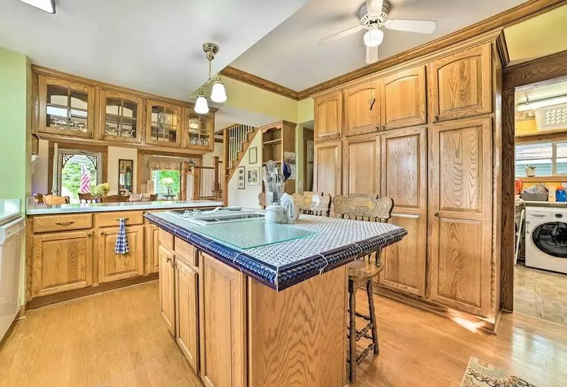Elegant 1905 Home: Steps To Torch Lake & Dtwn