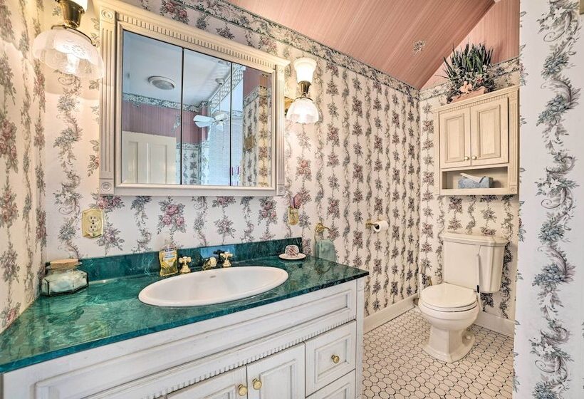 Elegant 1905 Home: Steps To Torch Lake & Dtwn