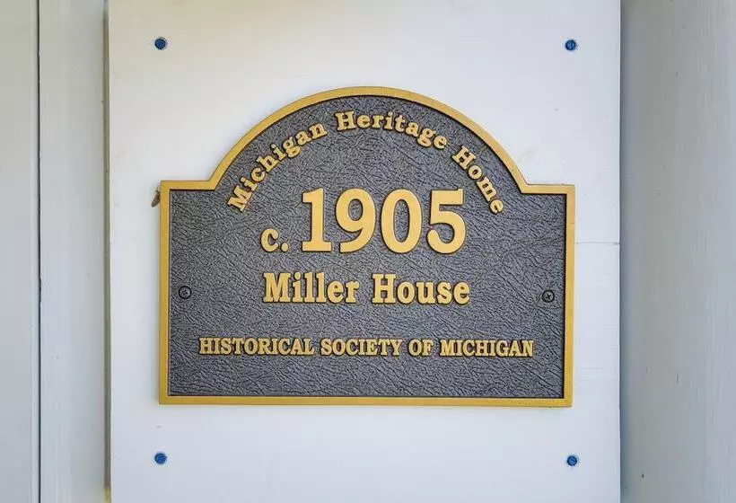 Elegant 1905 Home: Steps To Torch Lake & Dtwn