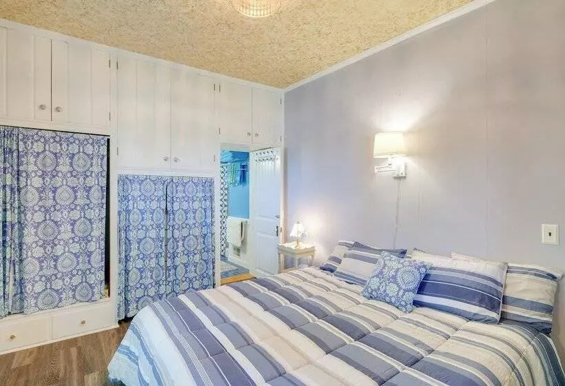 Elegant 1905 Home: Steps To Torch Lake & Dtwn