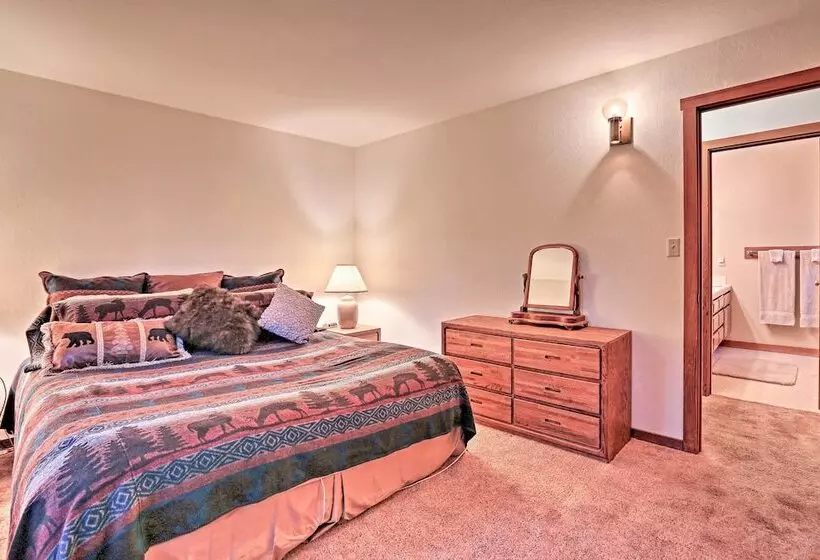 Family Friendly Truckee Cabin Near Ski Shuttle!