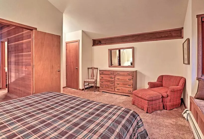 Family Friendly Truckee Cabin Near Ski Shuttle!
