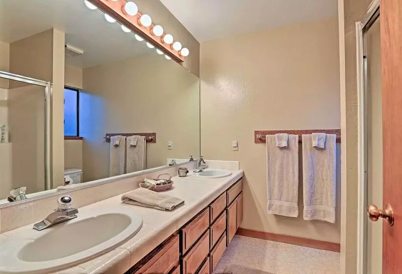 Family Friendly Truckee Cabin Near Ski Shuttle!