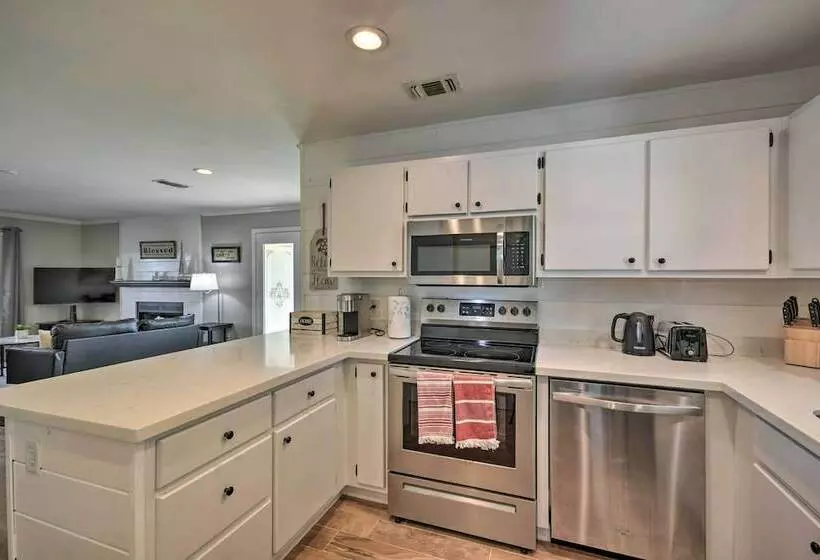 Gulf Breeze Retreat < 4 Mi To Beach Access!