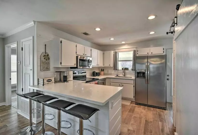 Gulf Breeze Retreat < 4 Mi To Beach Access!