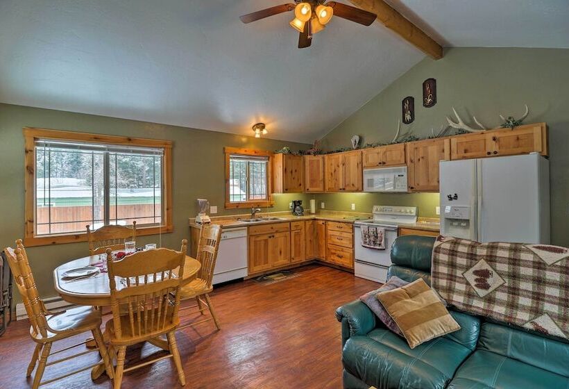 Hungry Horse Cabin: Deck, Fire Pit, Near Glacier!