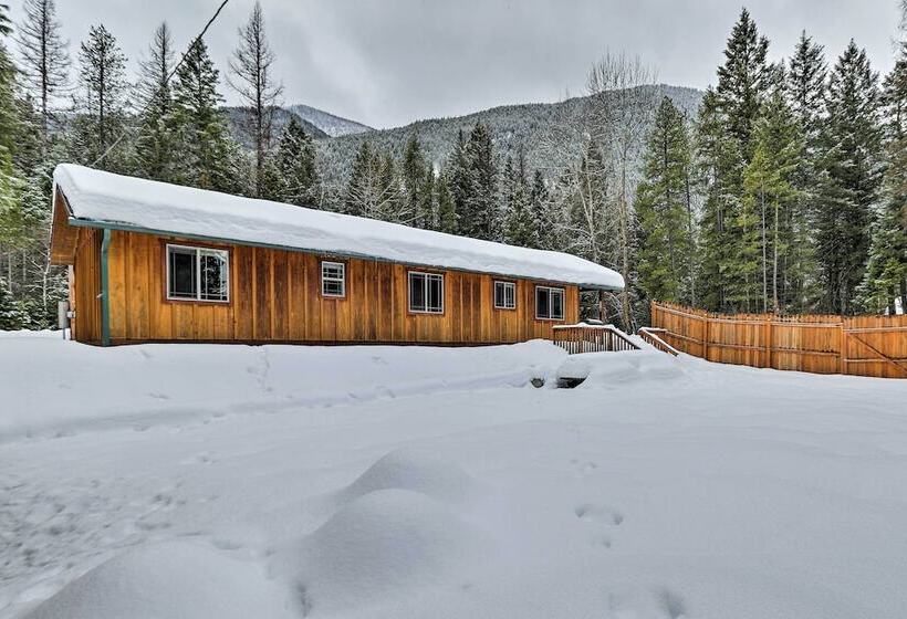 Hungry Horse Cabin: Deck, Fire Pit, Near Glacier!