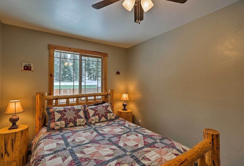 Hungry Horse Cabin: Deck, Fire Pit, Near Glacier!