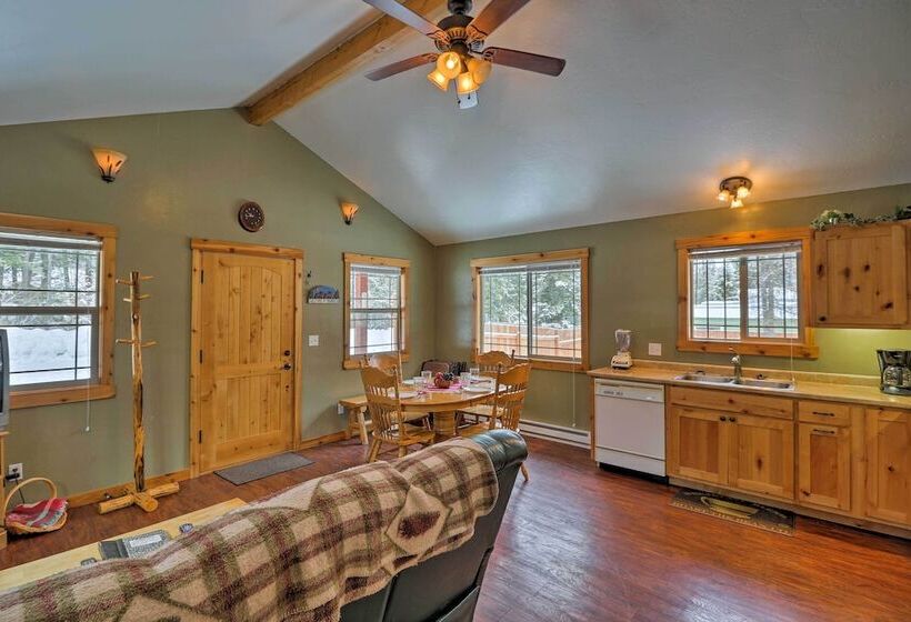 Hungry Horse Cabin: Deck, Fire Pit, Near Glacier!