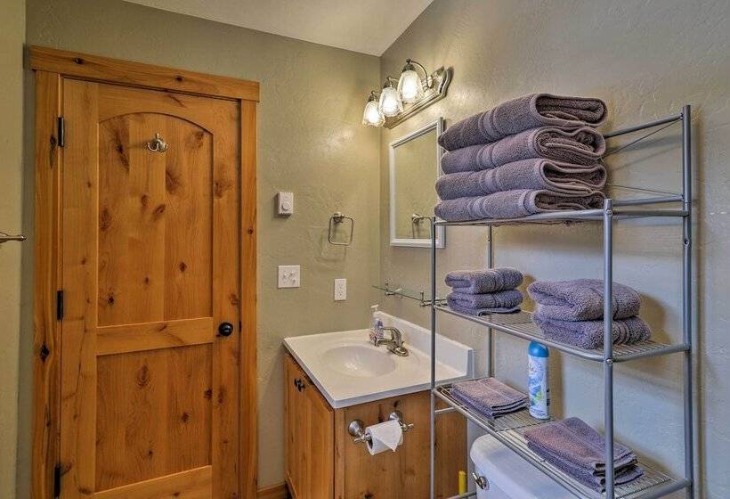 Hungry Horse Cabin: Deck, Fire Pit, Near Glacier!