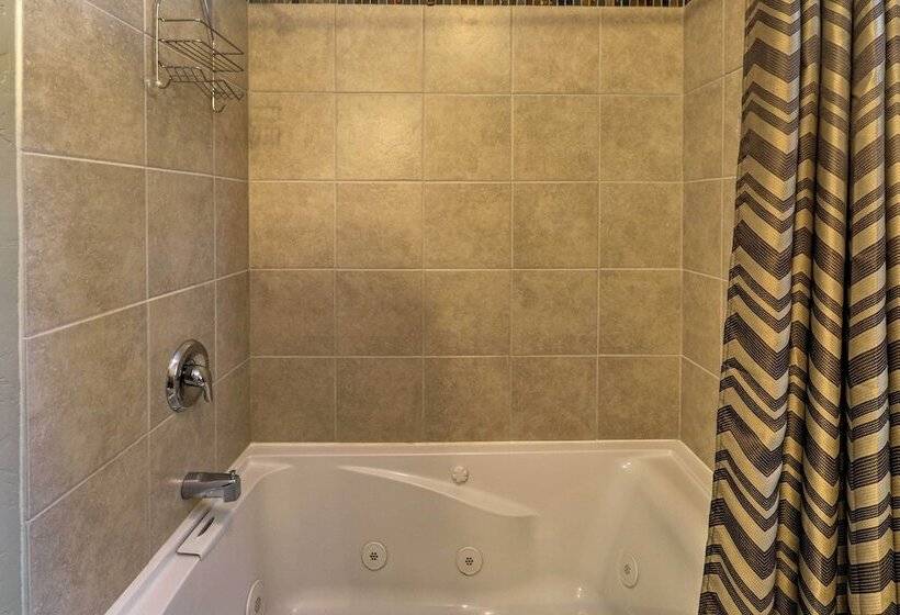 Hungry Horse Cabin: Deck, Fire Pit, Near Glacier!