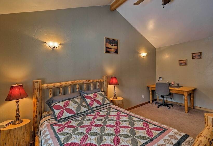 Hungry Horse Cabin: Deck, Fire Pit, Near Glacier!