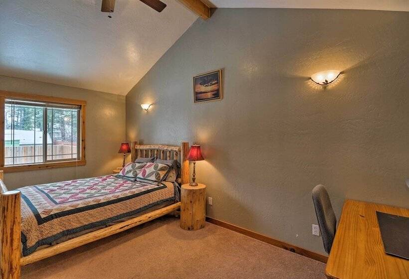 Hungry Horse Cabin: Deck, Fire Pit, Near Glacier!