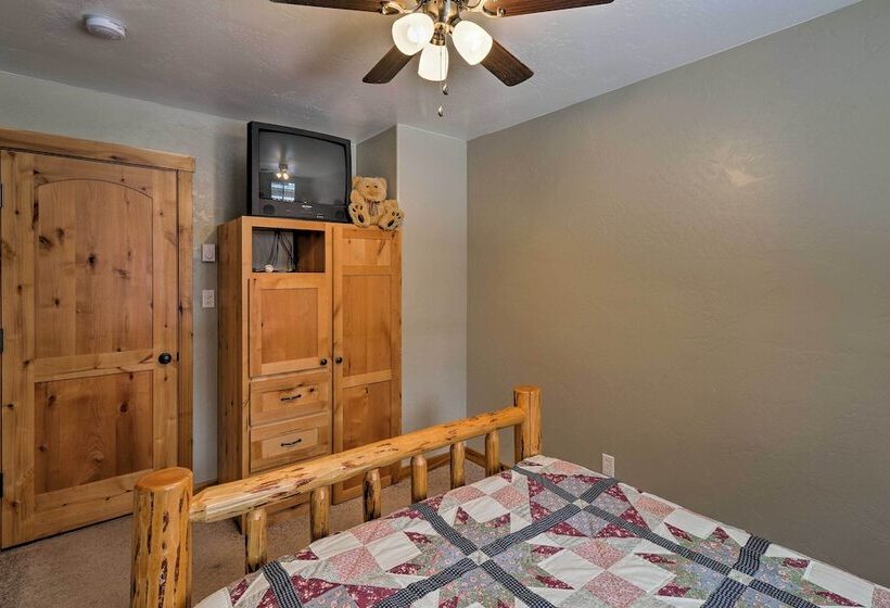 Hungry Horse Cabin: Deck, Fire Pit, Near Glacier!